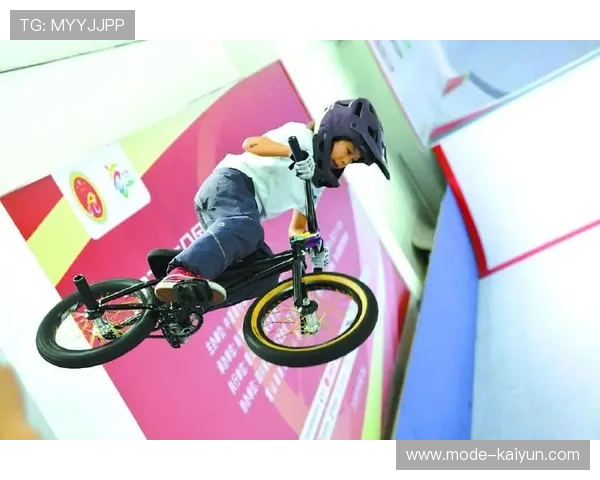 BMX自由式小轮车赛上演空中芭蕾，选手腾跃旋转尽显极限运动魅力